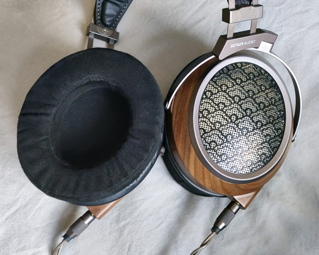 Sendy Egret with Micro Suede Pads